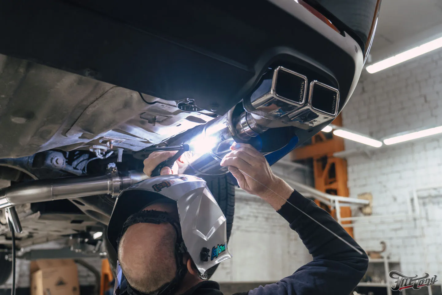 Новая выхлопная система с двумя режимами громкости на Dodge Challenger 3.6. Потратили на кнопку переключения режимов 5 дней!